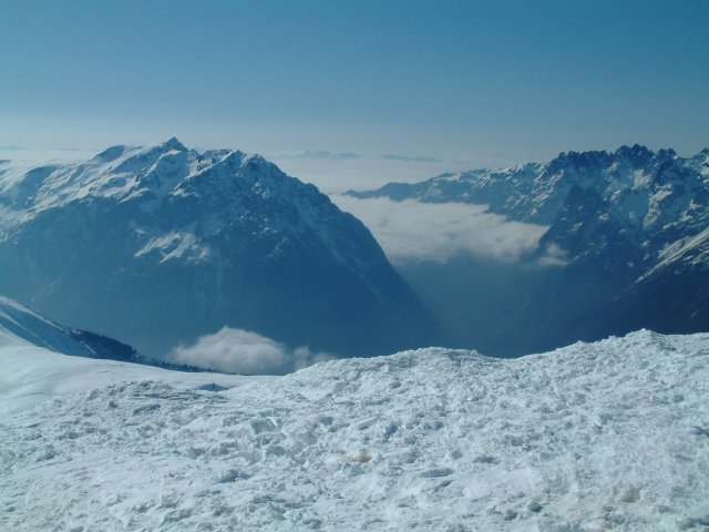 Couche de nuages entre deux montagnes
