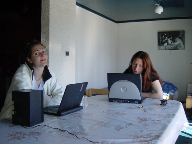 Coralie et Sophie devant leurs laptops