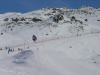 Surfeur faisant une figure sur une bosse