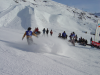 Gerbe de neige au freinage d'un surfeur