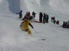Un skieur freine et cree un nuage de neige