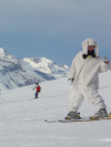 Bunny sur des skis en haut des pistes (personne deguisee en gros lapin blanc)