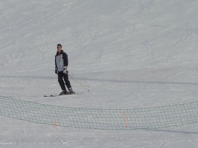 Andrew arrive tranquillement sur ses skis