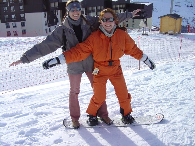 Coralie et Sophie font l'avion