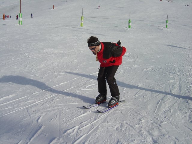 Steph s'apprete a s'elancer avec ses patinettes