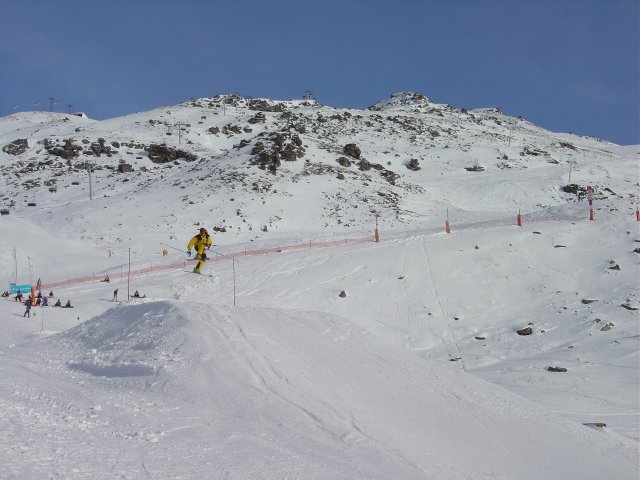 Skieur faisant une figure sur une bosse