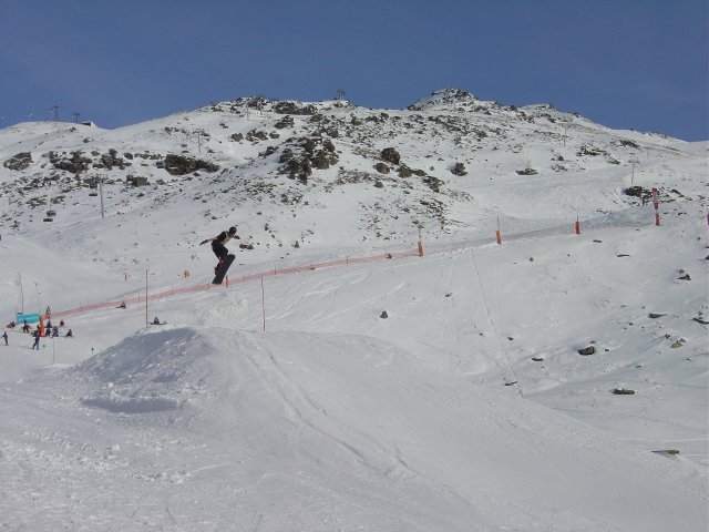 Surfeur faisant une figure sur une bosse