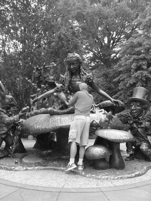 Dino taking a picture of a detail in a sculpture of Alice in Wonderland