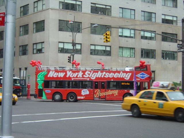 New York sightseeing bus with balloons