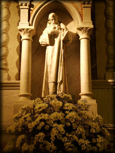 The inside of Iglesia de San Manuel Y San Benito. 