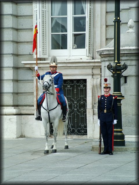 Horse-mounted and standing guards at the entrance of Palacio Real