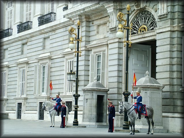 Horse-mounted and standing guards at the entrance of Palacio Real