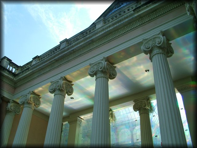 Columns at the entrance of Palacio de Cristal