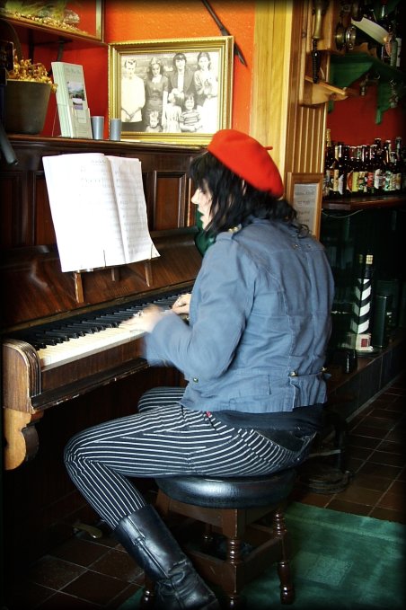 We stopped in Kylemore for lunch and while waiting for food, Wendy sat at the piano, played and sang.