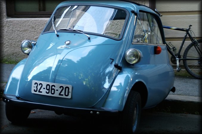 Back in Oslo. A really cute blueBMW Isetta.