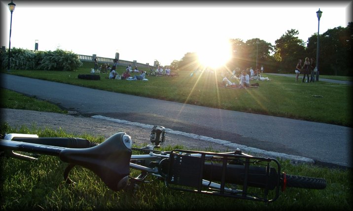 Friday evening in the Vigeland Sculpture Park. People come on foot or cycle to the park with food and their engangsgrill to chill out and drink.