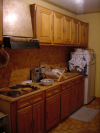 Cuisine: plaques electriques, hotte, placards, evier, frigo