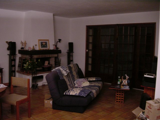 La partie salon, cheminee, clic-clac, table basse, meuble tv/hi-fi