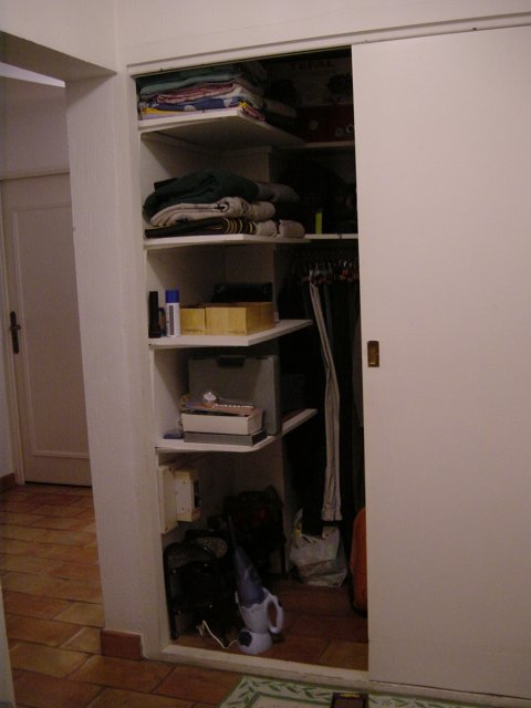 Vue sur le dressing et le hall d'entree et la porte des WC