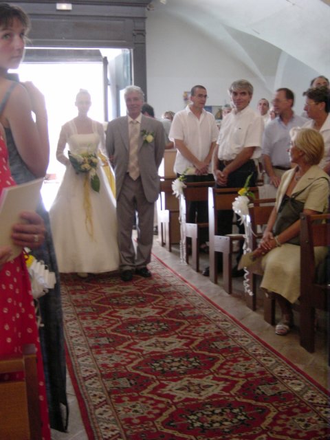 Nino accompagne Alexandra dans l'eglise (pareil que precedente: photo unique, pardonnez le flou)