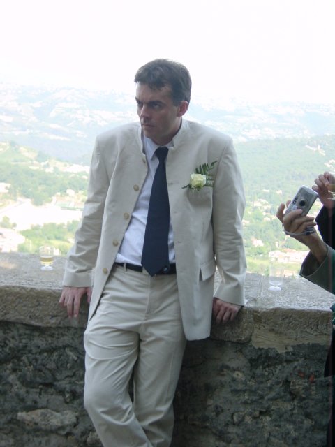 Stephane contre le muret, avec l'air vraiment pas content