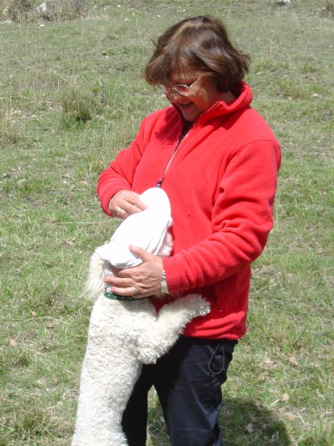 Lucas fait un calin a sa Moman