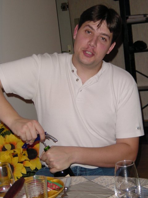 Bi debouche une bouteille