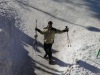 Neurone vu de dessus tenant ski et batons