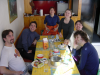 Fin de repas souriante: tout le monde dit "Petit kiki!!" pour la photo