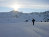 Le soleil se couchant sur une montagne