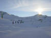 Le soleil se couchant sur une montagne