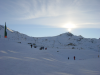 Le soleil se couchant sur une montagne