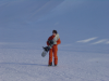 Sophie dans sa combinaison orange, au milieu d'un desert de neige