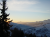 Rayons du soleil couchant filtrant a travers un sapin
