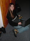 Coralie pliee dans le couloir avec son laptop