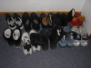 10 paires de chaussures alignees