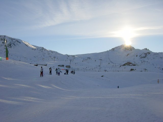 Le soleil se couchant sur une montagne