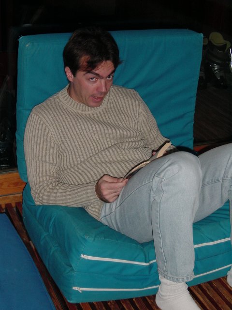 Steph vautre, lisant un livre et faisant une grimace
