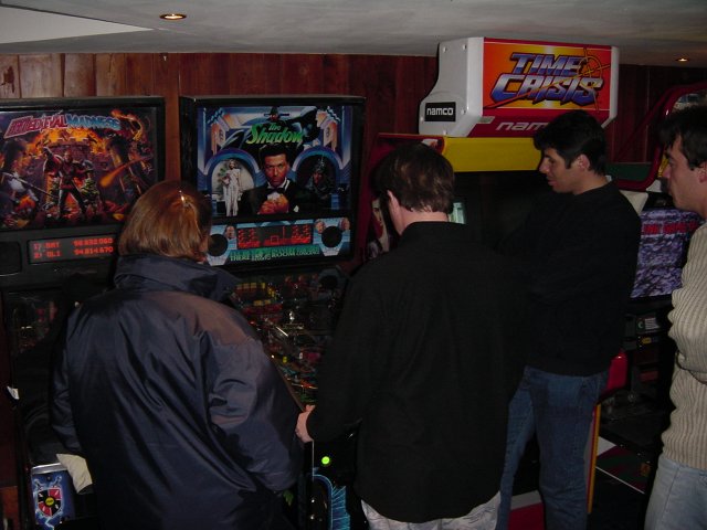 Fredo, Canard, Neurone et Steph devant les flippers