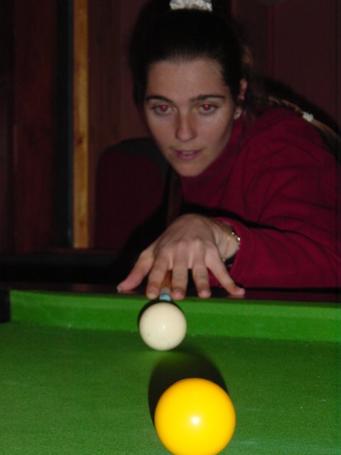 Gros plan sur Coralie au billard