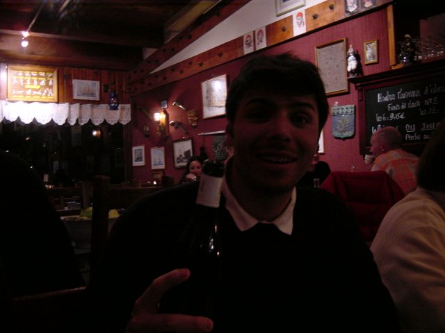 Neurone tenant une bouteille de vin