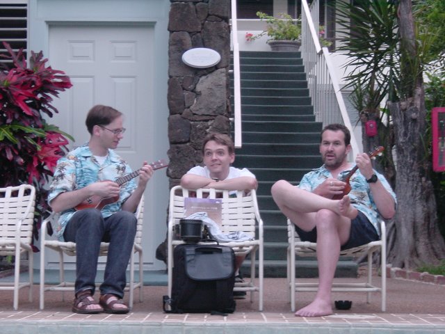 'Les troubadours': Jose and Daniel playing their Ukulele, Max in the middle singing 