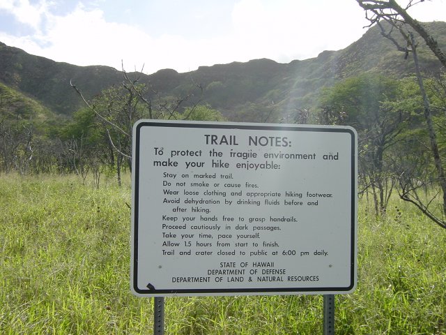 Trail notes sign advising (among others) to wear hiking footwear
