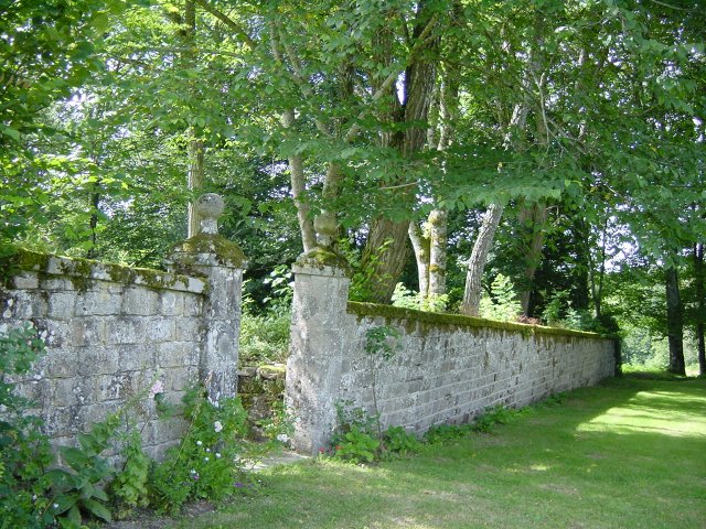 Enceinte du Chateau du Mazeau debouchant vers un champ