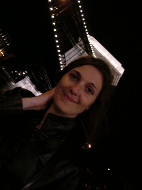 Coralie on the foreground, Chain bridge in the background
