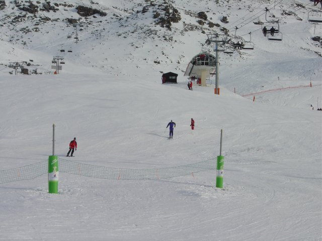 Sur les pistes, a la rencontre de Pticul et Bi qui skient
