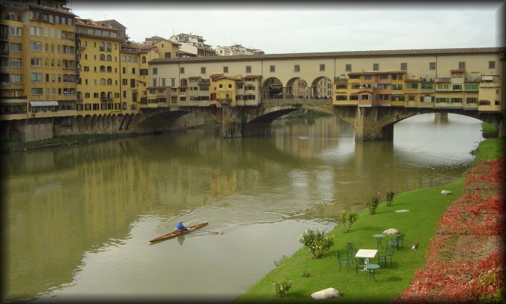 Il Ponte Vecchio, l'Arno, rowing boat, Firenze